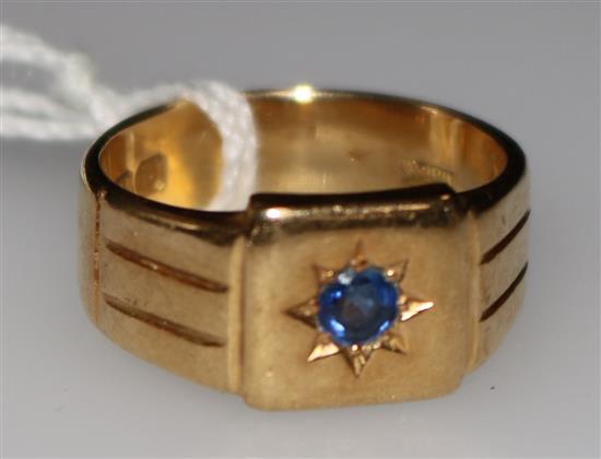 An 18ct gold and sapphire ring, size O.